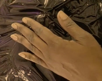 La main de Maîtresse Akina sur l'anatomie intime de son soumis...