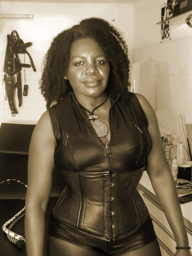 Maîtresse Akina, maîtresse Black en corset de cuir