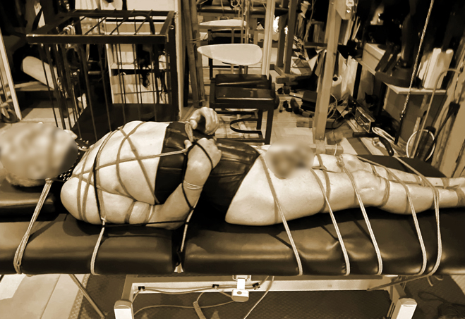Immobilité parfaite. Bondage sur table très, très serré