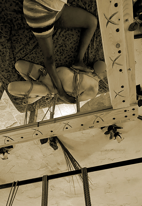 La traversée du miroir ? Un hogtied sophistiqué pour faire un repose-pieds.