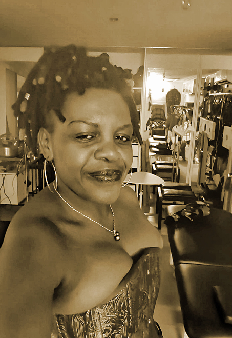 Maîtresse AKINA et son beau corset bustier ouvragé