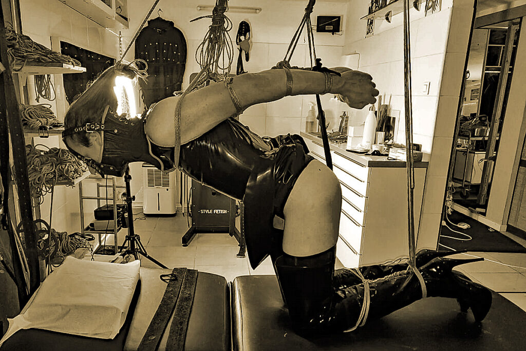 neck corset et tenue de latex pour un strappado à genoux