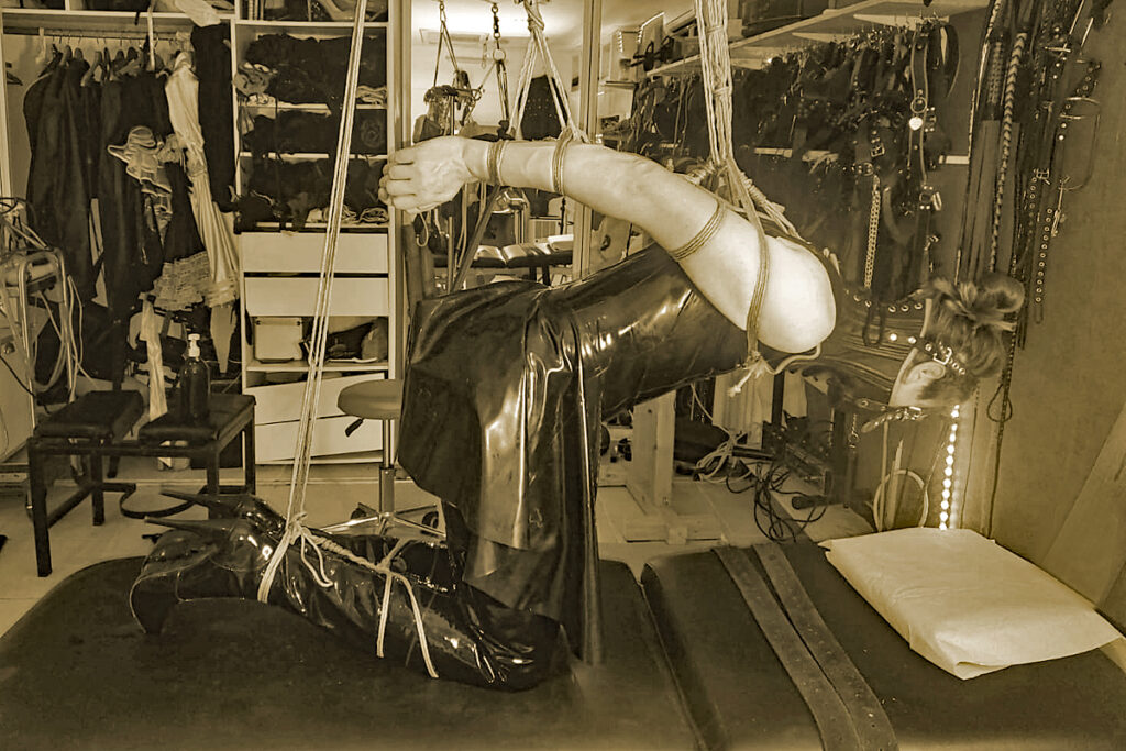 strappado à genoux avec cuissardes vernies et neck corset