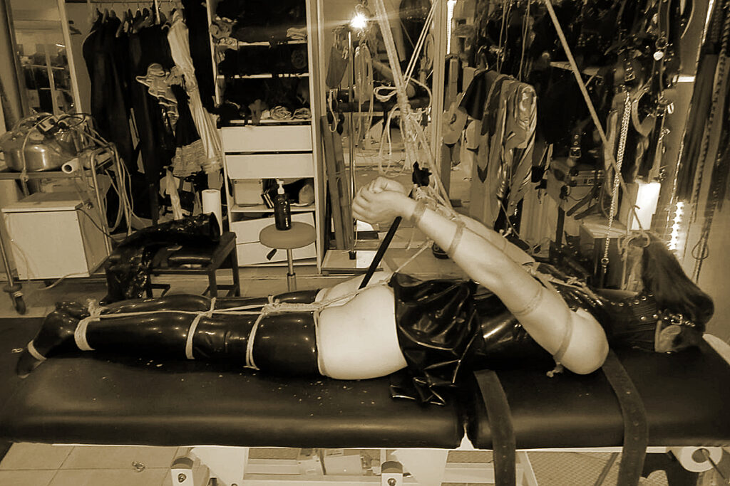 tout de latex vêtu, teck corset bien serré, strappado allongé, position difficile