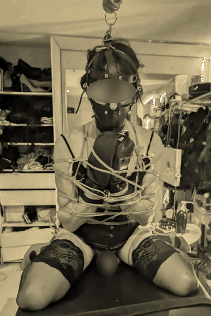 Posture de bondage très inconfortable